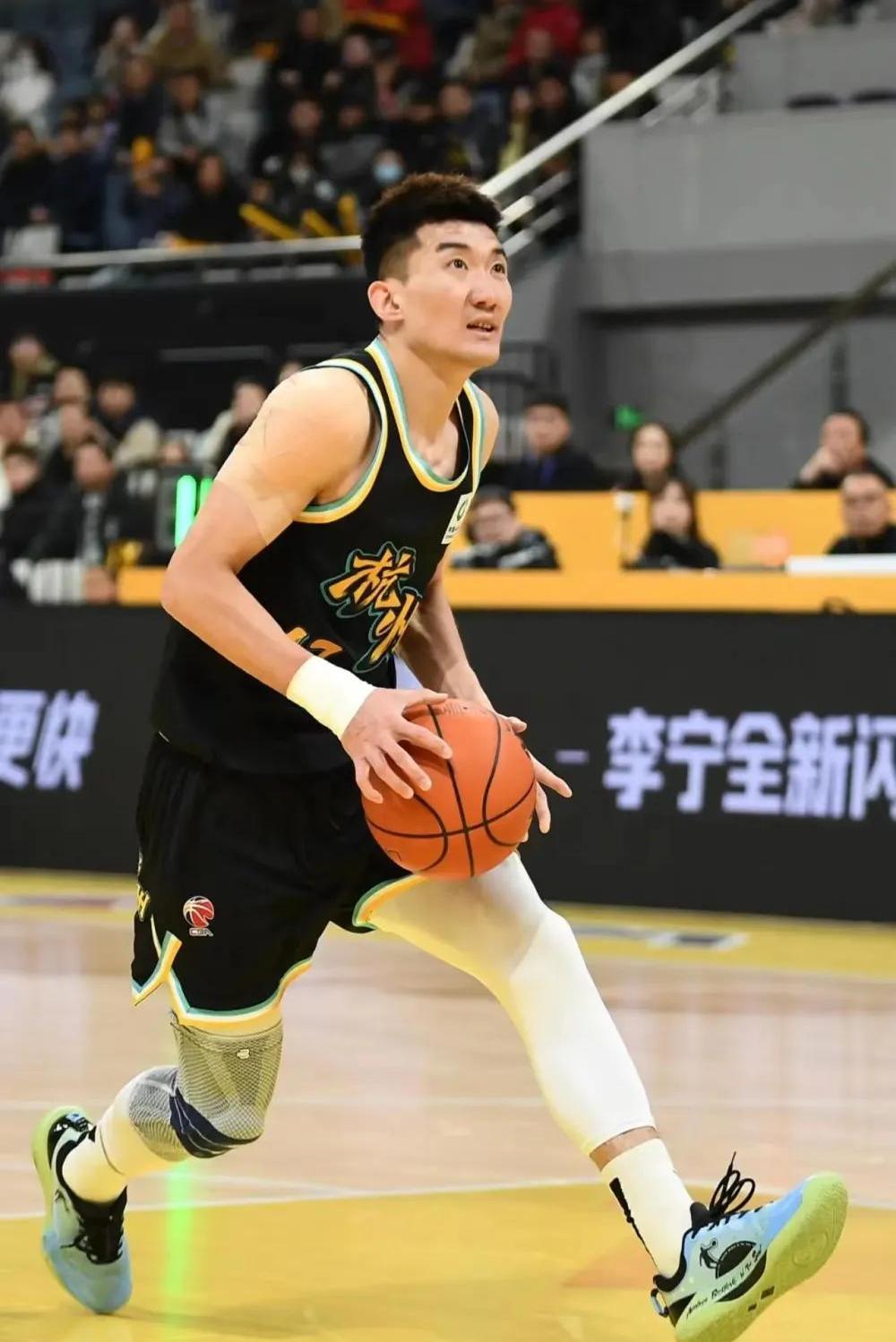 广东队轻取浙江队，范弗利特统治全场