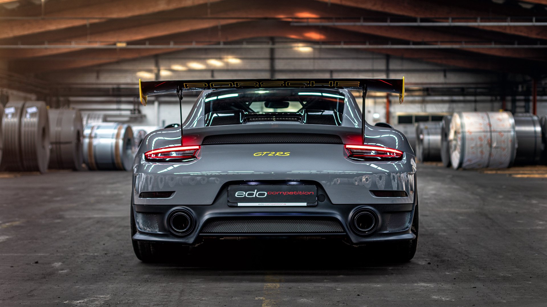 开云体育视频直播-赛道与绿茵的交响，莱万在F1年度争冠之夜的自我证明