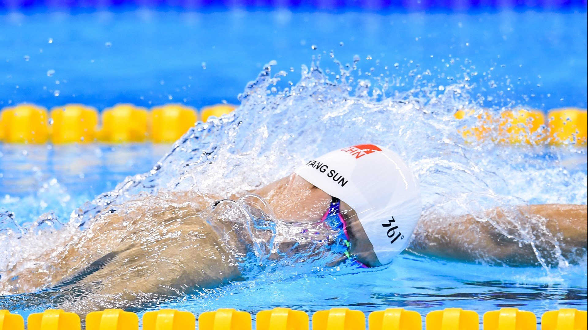 赛道上的心跳，周冠宇高光时刻，红牛绝杀雷诺的战术博弈